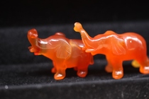 (Folklore) A pair of agate elephants that earn foreign exchange return means peace and have elephants through the sky.