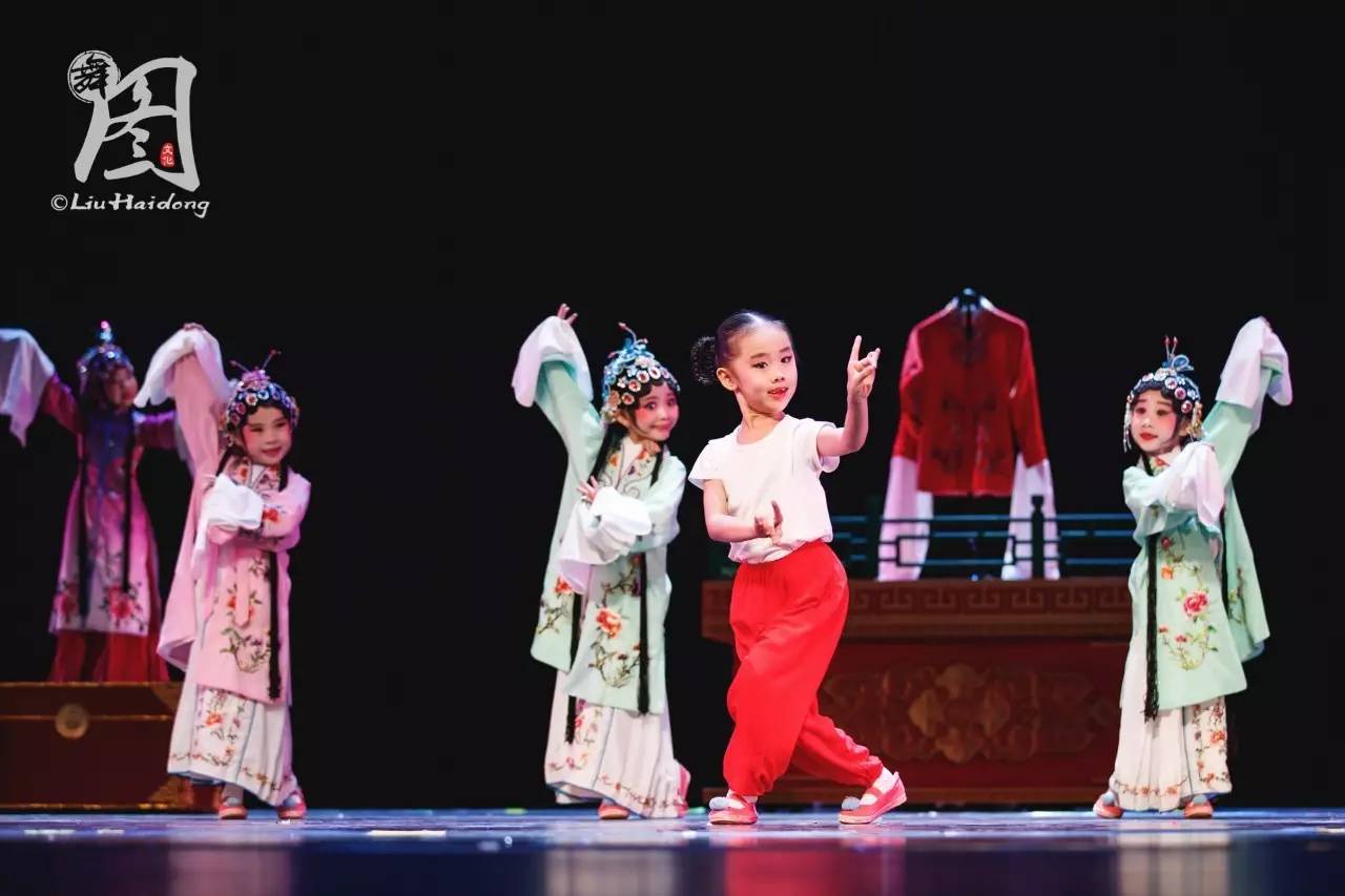 Xiao He Feng Jing Jing Jing Jing Doll Yêu trẻ em Trang phục biểu diễn Trang phục Bắc Kinh Opera Qiao Hua Dan Opera Dance Performance Trang phục trang phục biểu diễn thời trang cho bé