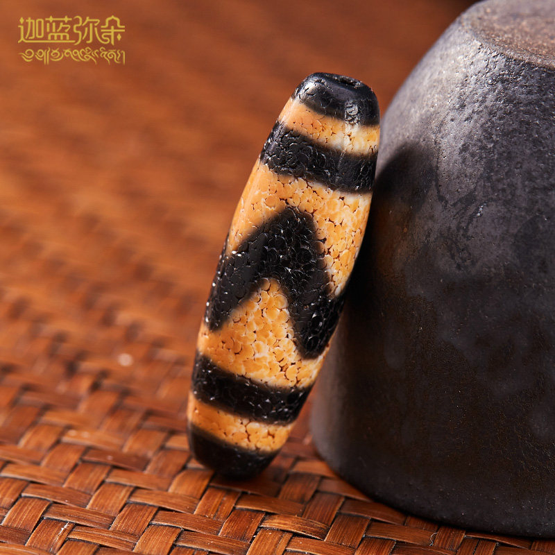 Tiger tooth sky bead rarely Tibetan orphan Tibet Tibetan Tibetan Tibetan Tibetan neckchain pendant