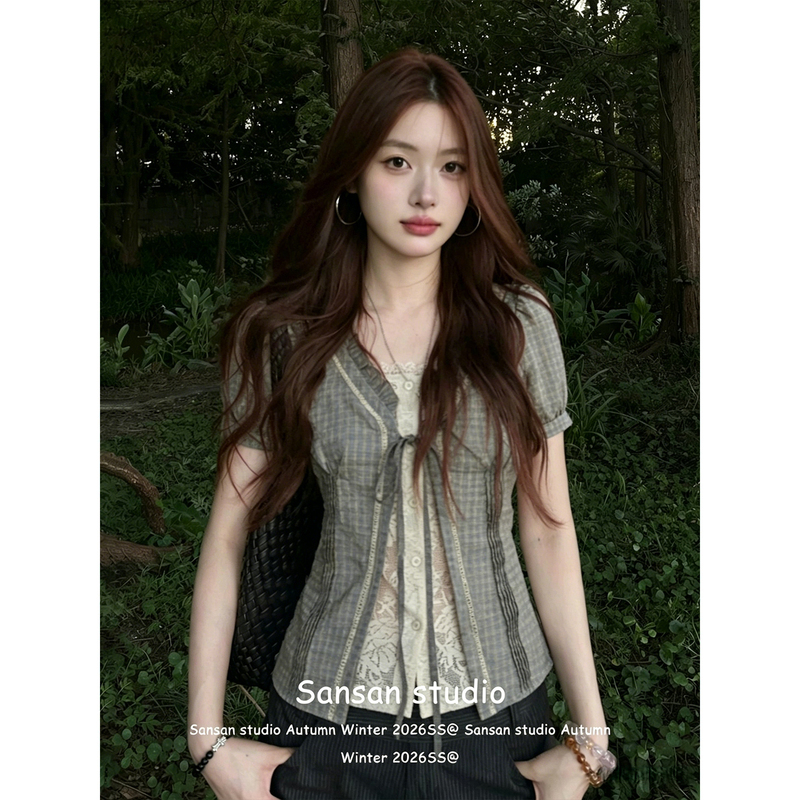Fake Two-Piece Short-Sleeved Shirt for Women, Summer Wear, Slimming Lace V-Neck Shirt, Stylish Slim-Fit College Style Top