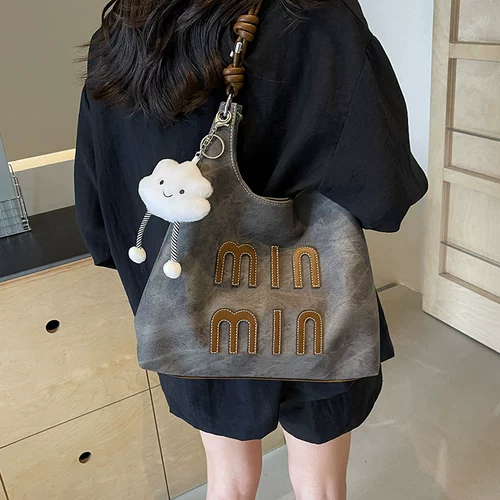 Вместительная и большая сумка через плечо, на одно плечо