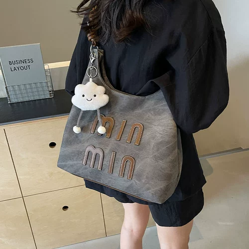 Вместительная и большая сумка через плечо, на одно плечо