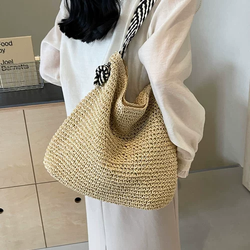 Вместительная и большая соломенная сумка на одно плечо