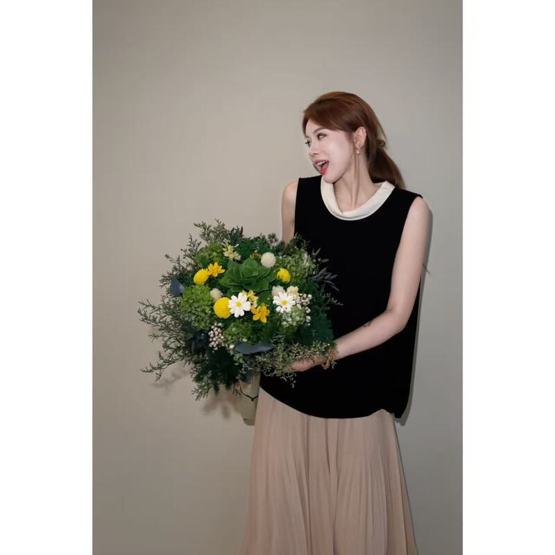 5.29/ "Velvet Treasure": a Sense of Sophistication and Luxury ~ Velvet Fabric with a Draped Collar and Color-Blocking Design, Sleeveless Babydoll Top