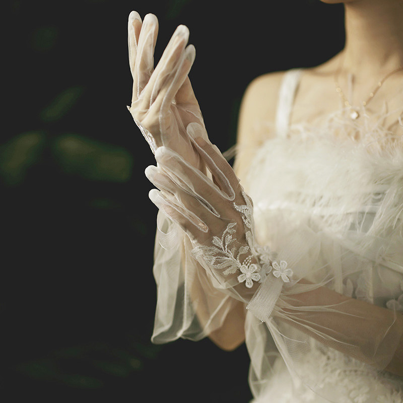 Elegant bride wedding dress hand yarn gift princess banquet transparent French wedding gloves lace Sen series short