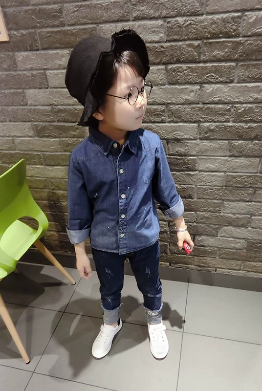 Chàng trai và cô gái sơ mi denim mềm mại mùa xuân và mùa thu mặc boy boy áo dài tay áo sơ mi mỏng bé Hàn Quốc - Áo sơ mi