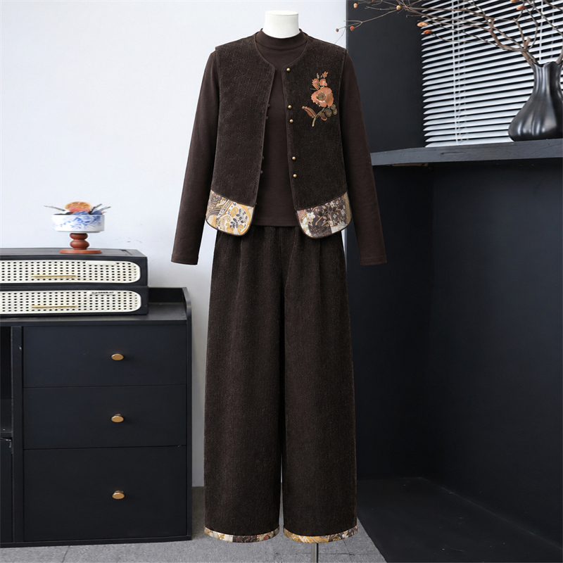 New Chinese-Style Autumn Outfit for Mothers 2026 New Model Middle-Aged and Elderly Women's Fashionable Age-Reducing Vest Wide-Leg Pants Three-Piece Set