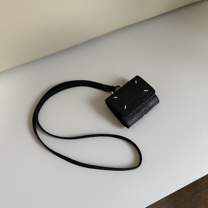 Independent mm Style 24Ss Cowhide Four-Needle Stitching AirPods Pro Headphone Protective Cover Headphone Bag Bluetooth Wireless Headphone Cover Men's and Women's Pendant Independent mm Style 24Ss Cowhide Four-Needle Stitching AirPods Pro Headphone Protective Cover Headphone Bag Bluetooth Wireless Headphone Cover Men's and Women's Pendant