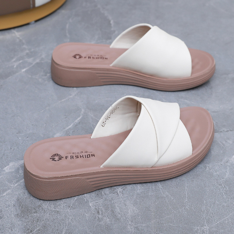 2024 New Style Middle-Aged Mom Slippers for Outdoor Wear, Summer Flat Non-Slip Slip-On Women's Leather Casual Sandals