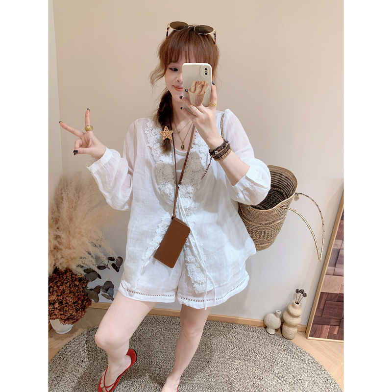 Vacation-Style Lazy Lace Patchwork V-Neck Tie-Up Ramie Shirt Blouse, Lightweight and Relaxed, Artistic Sun-Protective Top Vacation-Style Lazy Lace Patchwork V-Neck Tie-Up Ramie Shirt Blouse, Lightweight and Relaxed, Artistic Sun-Protective Top