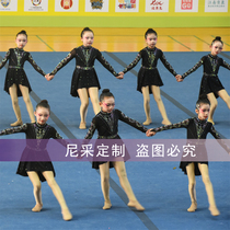 Les enfants cheerleaders sortent avec de longues manches les nouvelles filles cheerleaders exécutent une combinaison de danse adaptée à la compétition