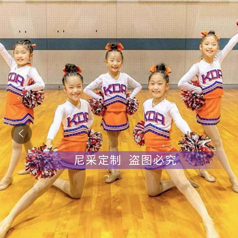 The new children's cheerleaders come out with a long sleeve new girl cheerleader to perform a bodybuilding and athletic competition
