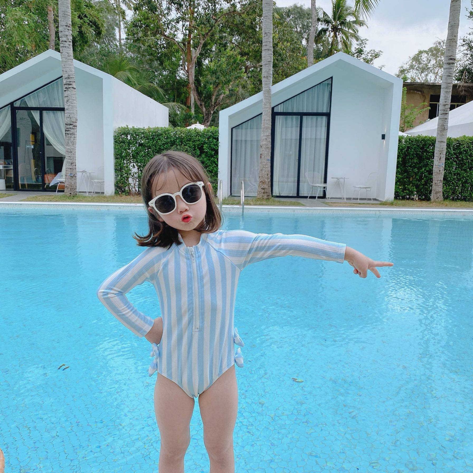 Korean version of the girl's new cute blue and white striped bow sunscreen zipper long sleeves vacation baby swimsuit