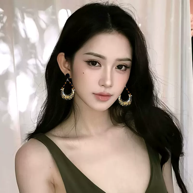 Retro earrings, light luxury style