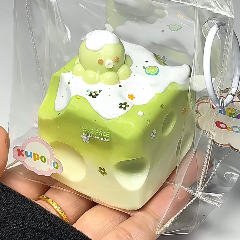 ของเล่นปั้นรูปปลาหมึกมินิรสชาเขียวมัทฉะ ช่วยคลายเครียด เป็นที่นิยมในหนังสือเสี่ยวหงซู (หนังสือปกแดงเล็ก) คืนตัวช้า เนื้อสัมผัสคล้ายน้ำและดินเหนียว ราคาไม่แพง