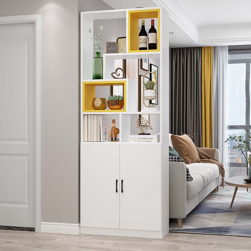 The entrance door is facing the entrance cabinet, the shoe cabinet is integrated to the top, the partition cabinet is small, the living room is simple, and the decorative cabinet is solid wood cabinet