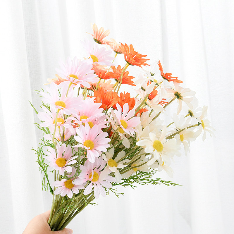 South Korea ins wind photo holding small daisy fake flowers simulation flowers pose cosmos photography background photo props