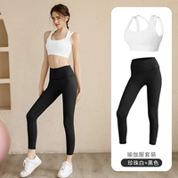 Бюстгалтер из жемчуга, черные леггинсы