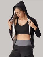 Черная куртка с капюшоном