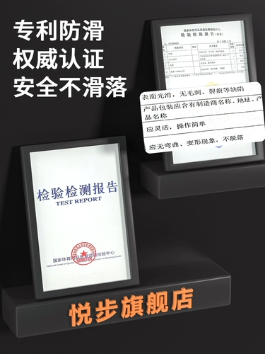 Одиночные семьи семейных внутренних детей в дверях дома без стены.