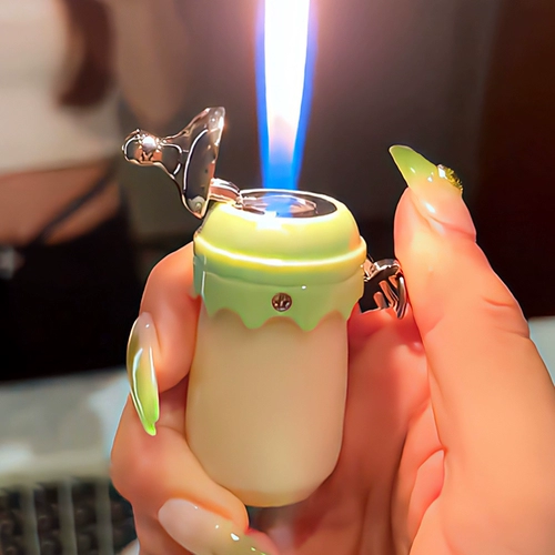 Tongxian Qi Qi, странные женщины, женщины используют маленькую бутылочную пожарную машину, странную онлайн -модель красного взрыва, чтобы отправить своему парню подругу Tide