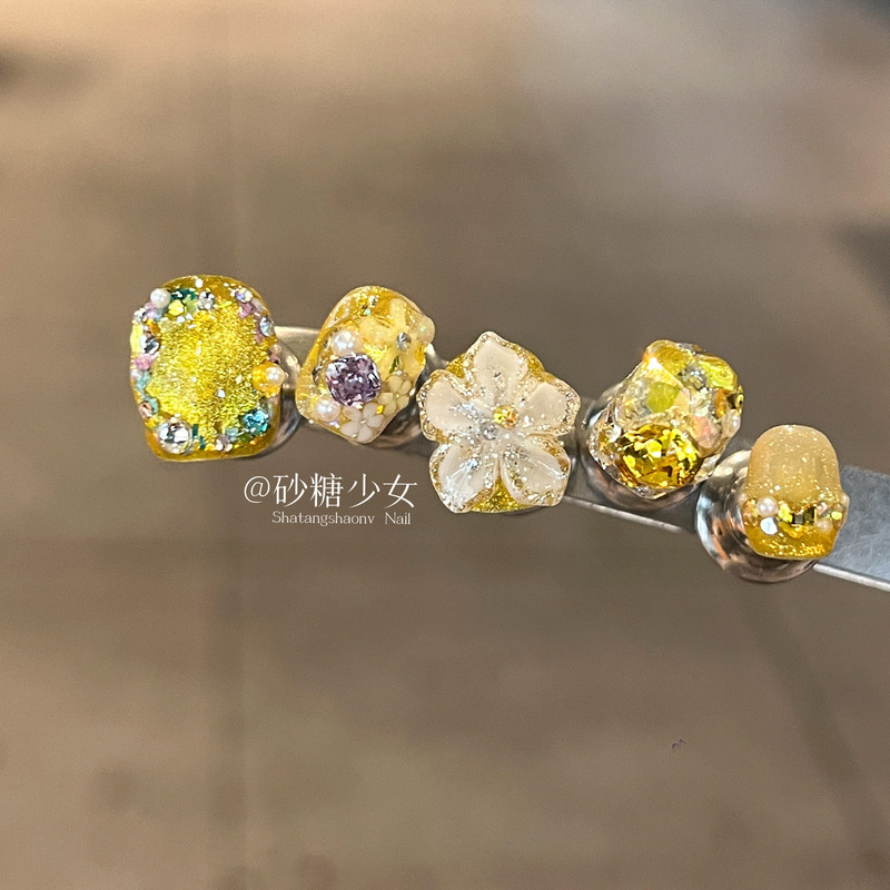 Golden Short-Style Wearable Nails with a High-End Feel, Exquisite and Luxurious Handmade Nail Stickers, 2026 New Model with Carved Designs