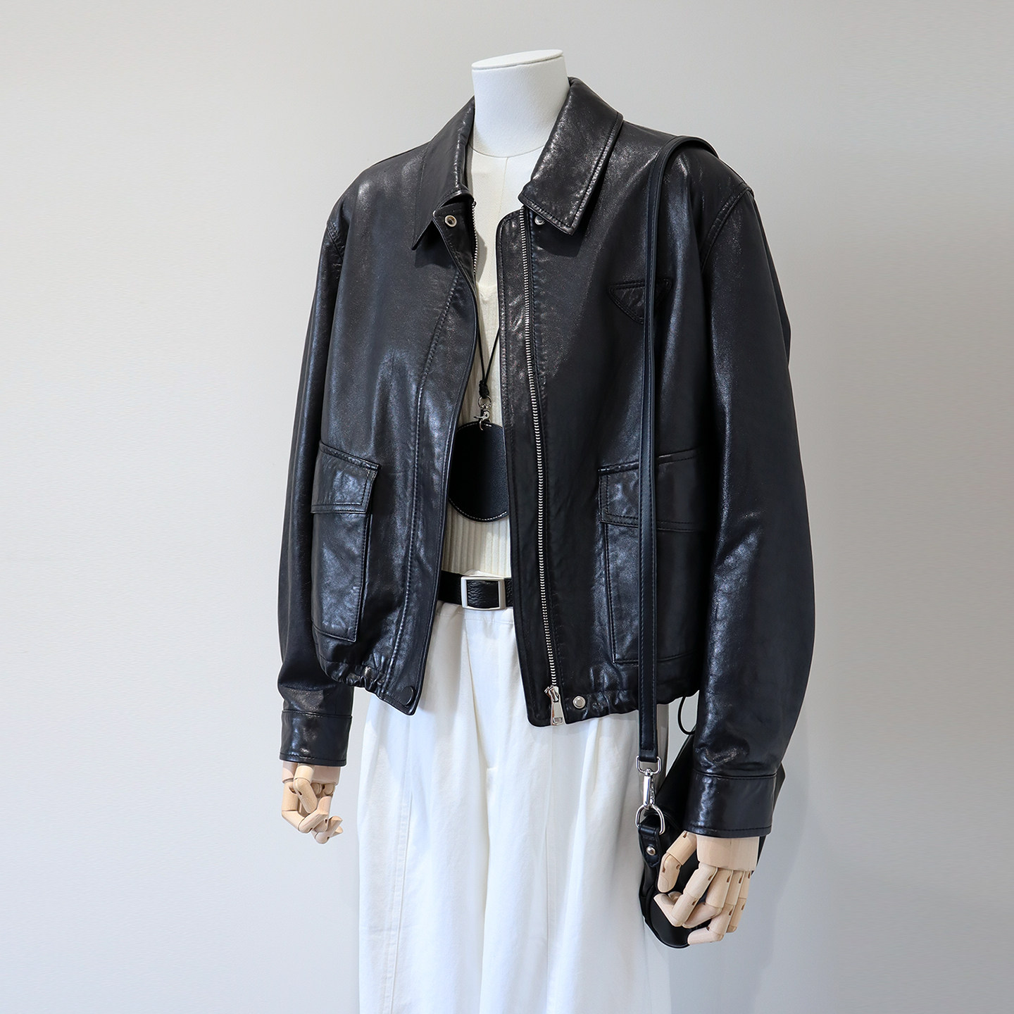 輸入オイルワックス加工シープスキン本革レディースジャケット、ショート丈、2025年春秋新作ルーズフィットモーターサイクルレザージャケット。
