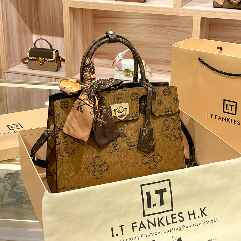 Рюкзак-кошелек через плечо? Actually handbag shoulder bag translation. Let's craft translations: