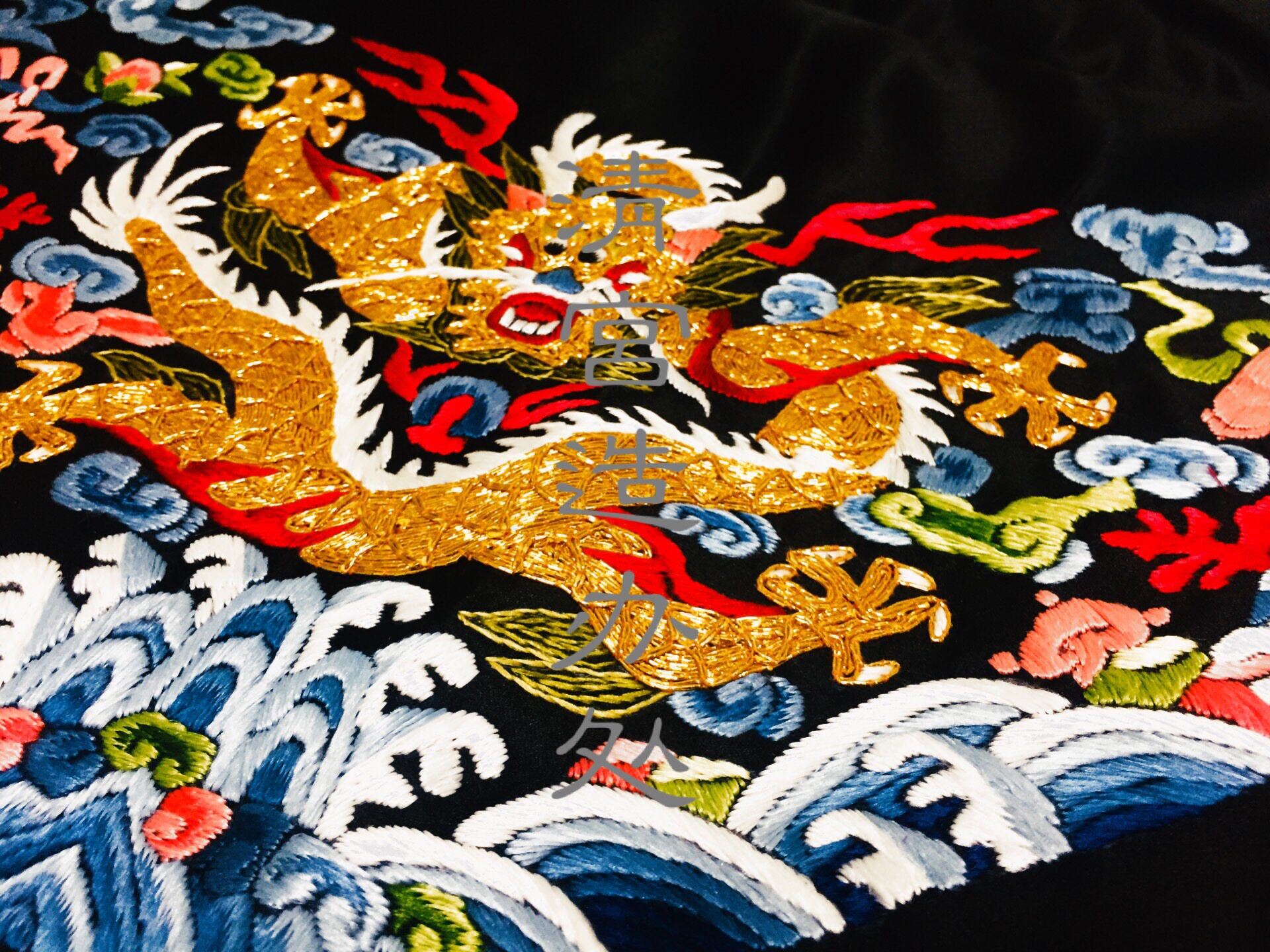 High-end Beijing embroidery dragon robe Horseshoe sleeves round neck mounting can be used in high-end custom court culture clothing