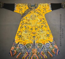 Yongzheng Ming Huangs colorful satin embroidered cloud bat golden dragon tattooing qiangfu Qing palace-made office by the inner court of the imperial court