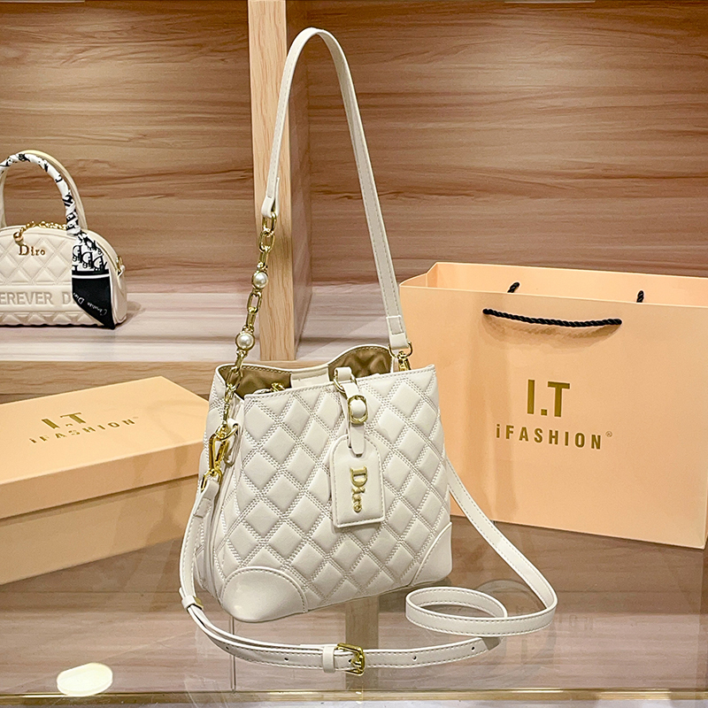 Light Luxury Designer Quilted Chain Genuine Leather Bucket Bag Versatile Crossbody Bag 2026 New High-End Stylish Tote Bag