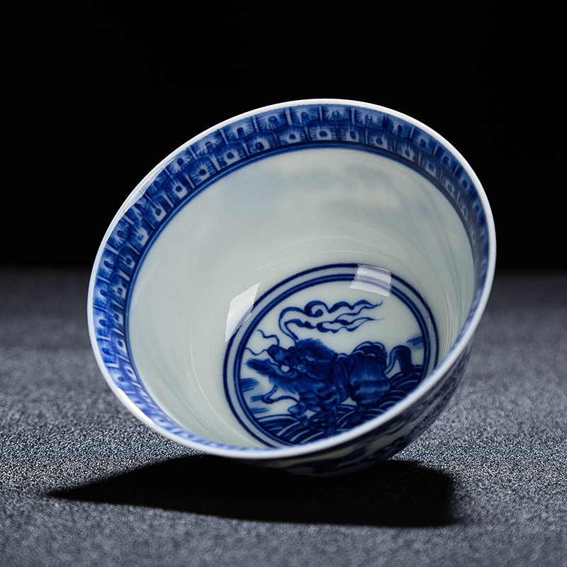 Jingdezhen ceramic masters cup hand - made sample tea cup individual cup of kung fu tea heavy industry small bowl of blue and white porcelain cup