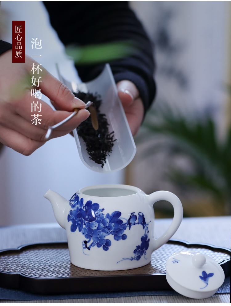 Grape little teapot of blue and white porcelain of jingdezhen ceramic hand - made tea ware household kung fu tea kettle with one person