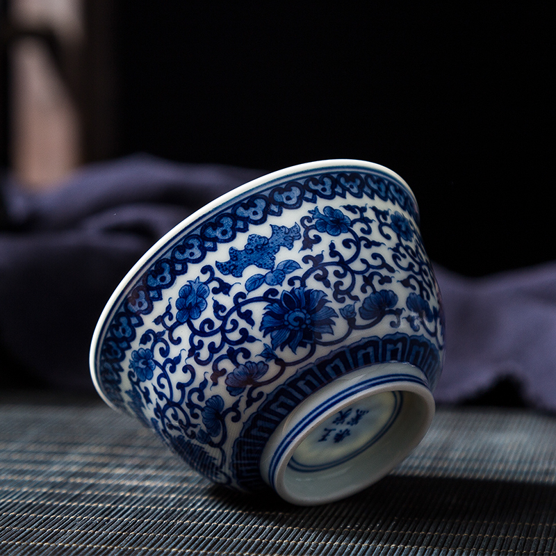 Jingdezhen ceramic masters cup all hand personal of blue and white porcelain cup kung fu small cup bowl hand - made sample tea cup