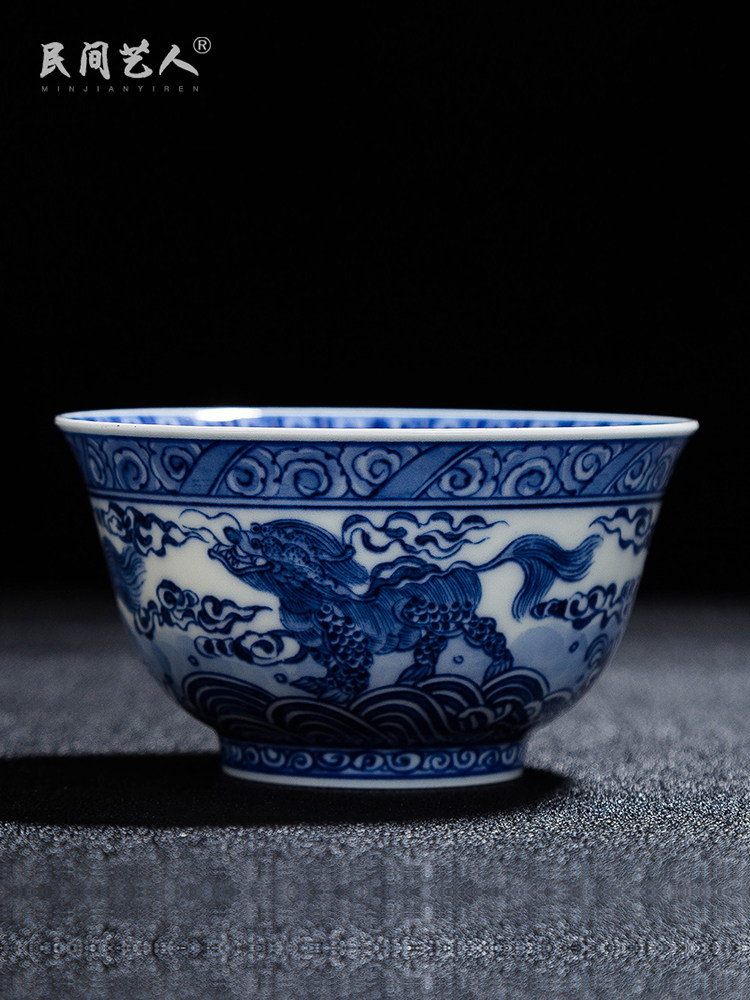 Folk artist hand-painted antique unicorn Xianrui blue and white porcelain master cup Single cup Jingdezhen ceramic Kung Fu large tea cup