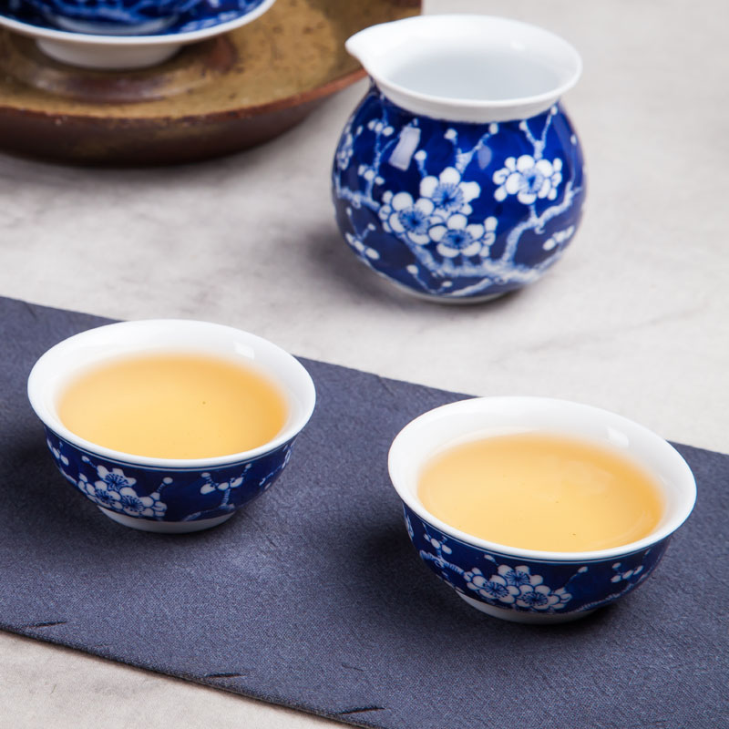 Jingdezhen ceramic hand - made of ice name plum kung fu tea tureen justice cup sample tea cup tea cups of a complete set of gift set