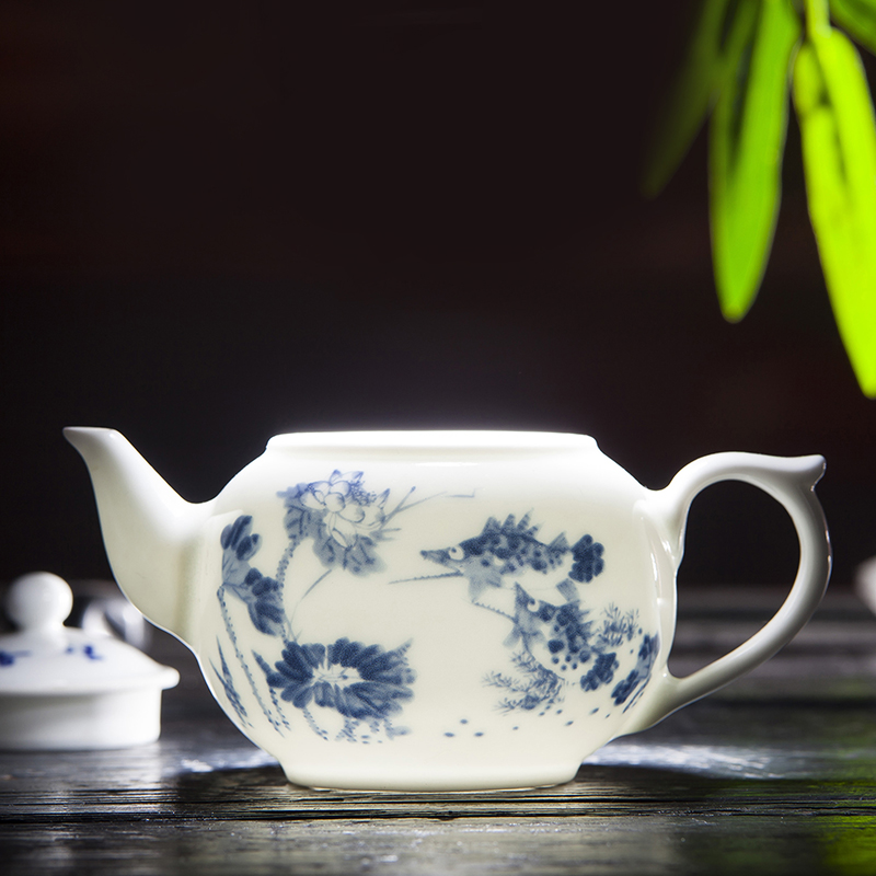 Jingdezhen porcelain kung fu tea tea set the teapot teacup tea exchanger with the ceramics fair of a complete set of gift set