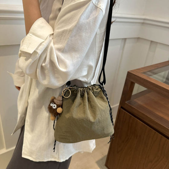 夏季运动健身小包包女2025新款韩版简约斜挎包休闲百搭单肩水桶包