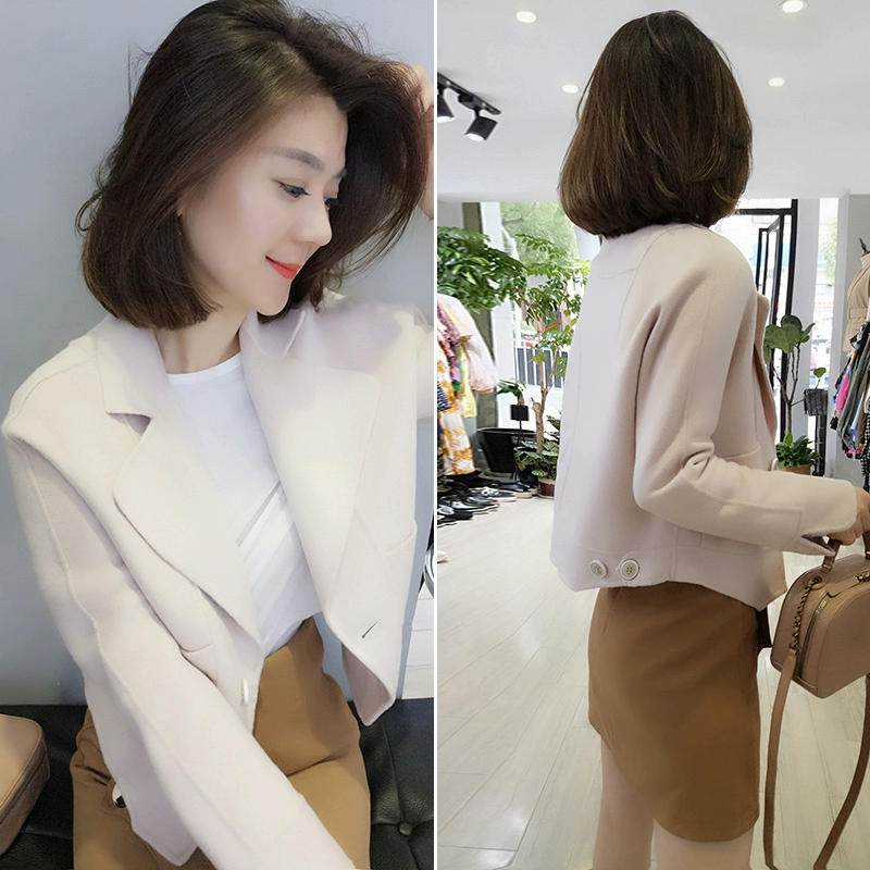 Áo dài châu Âu 2019 mùa thu mới dành cho nữ Hàng hóa châu Âu xu hướng phiên bản Hàn Quốc của chiếc áo khoác ngắn bằng vải len màu be nhỏ - Áo khoác ngắn