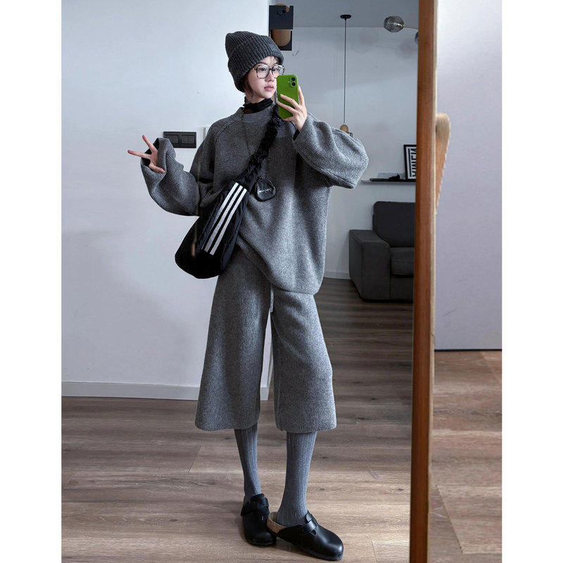 Lazy Style Casual Sports Suit for Women, Korean Style, High-End Fashion, Gray Knitted Sweater, Three-Quarter Pants, Two-Piece Set, Winter