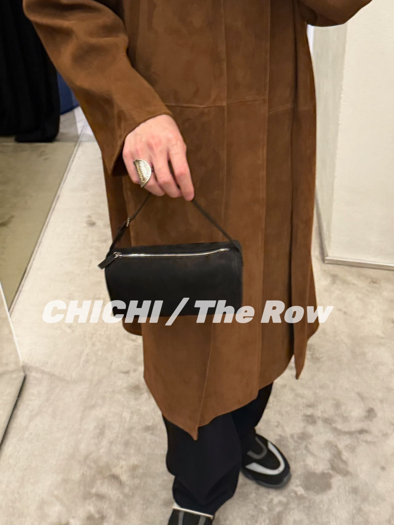 Клатч 【现货】chi｜the row 90s笔袋包黑色麂皮笔筒手提单肩手拿小方包