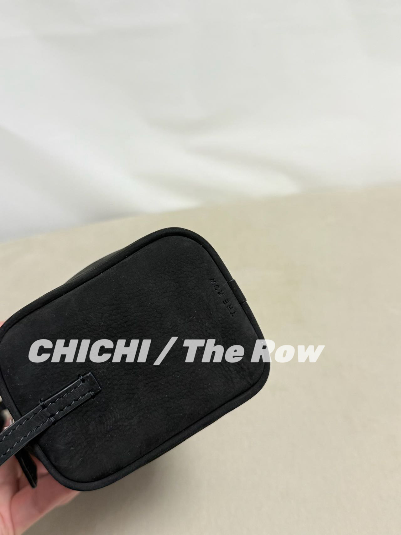 Клатч 【现货】chi｜the row 90s笔袋包黑色麂皮笔筒手提单肩手拿小方包