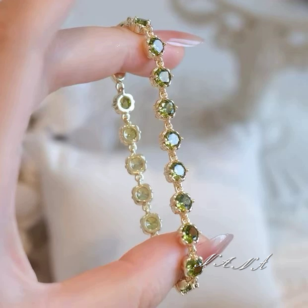 Qingyu~ Original Design Olive Green Zircon Bracelet, High-End, Fresh Design, Versatile Four-Leaf Clover Bracelet