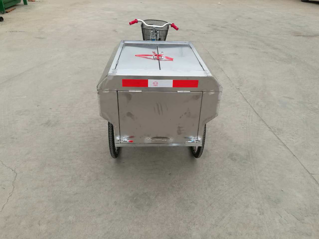 Stainless steel human three-wheeled sanitation vehicle pedal cleaning vehicle property school road cleaning community garbage removal vehicle