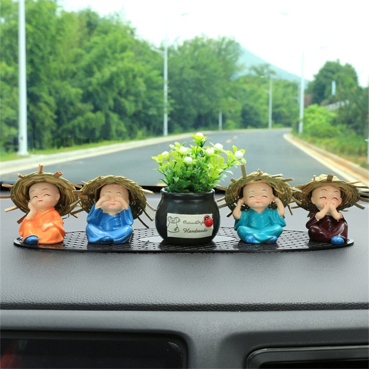 Xe trang sức trang trí bốn không nhỏ tu sĩ sáng tạo xe nước hoa trung tâm điều khiển sửa đổi cung cấp xe trang trí xe đồ trang trí trong xe ô tô