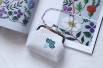 AZHAISTUDIO) Minagawa Akiko gold bag in stock marimekko headphone warehouse lipstick bag hanging