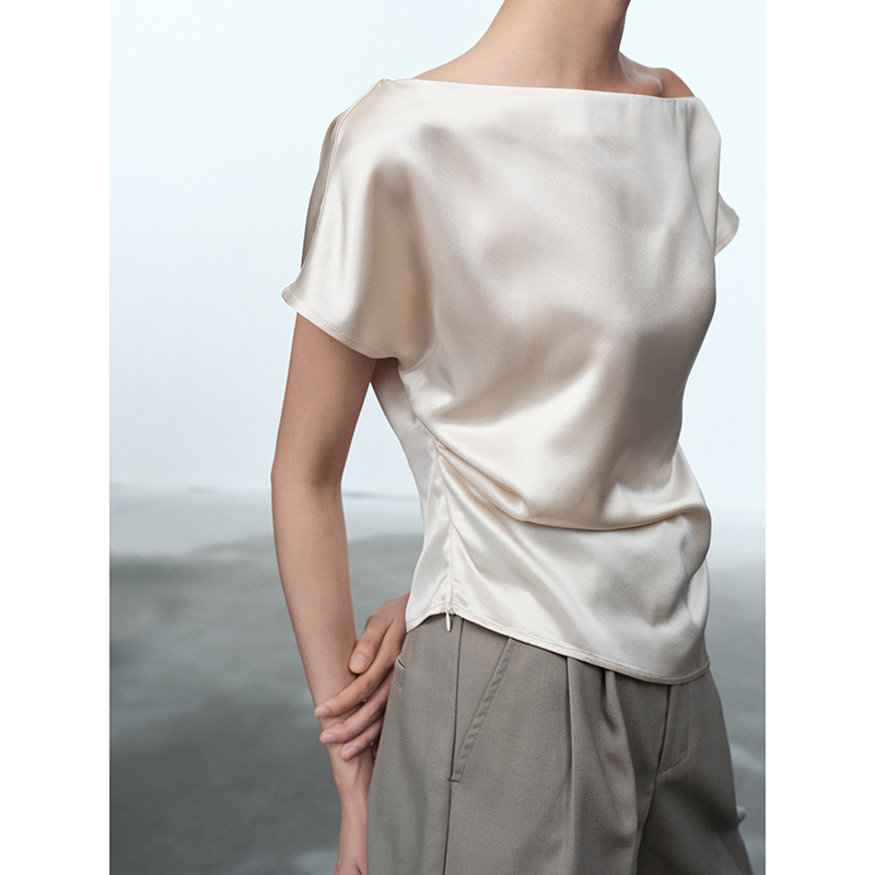 Unique and Super Pretty French-Style Off-Shoulder Acetate Top for Women, Summer 2024 New Chic Satin Off-Shoulder Short-Sleeve T-Shirt