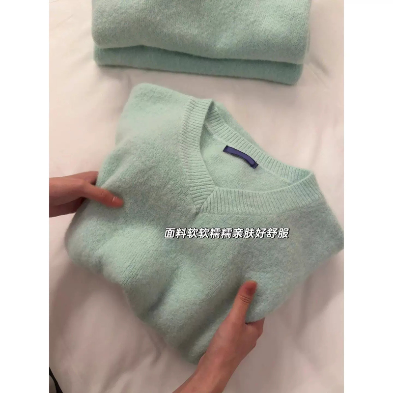 Mint Green V-Neck Soft Knit Sweater for Women, Autumn and Winter Lazy Style Pullover with a High-End Feel Mint Green V-Neck Soft Knit Sweater for Women, Autumn and Winter Lazy Style Pullover with a High-End Feel