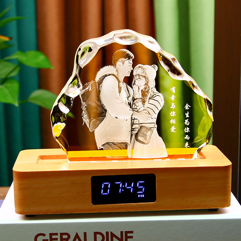 Valentine's Day gifts for newly married boyfriends, friends, lovers, anniversary, high-end creative walking heart luminous ornaments