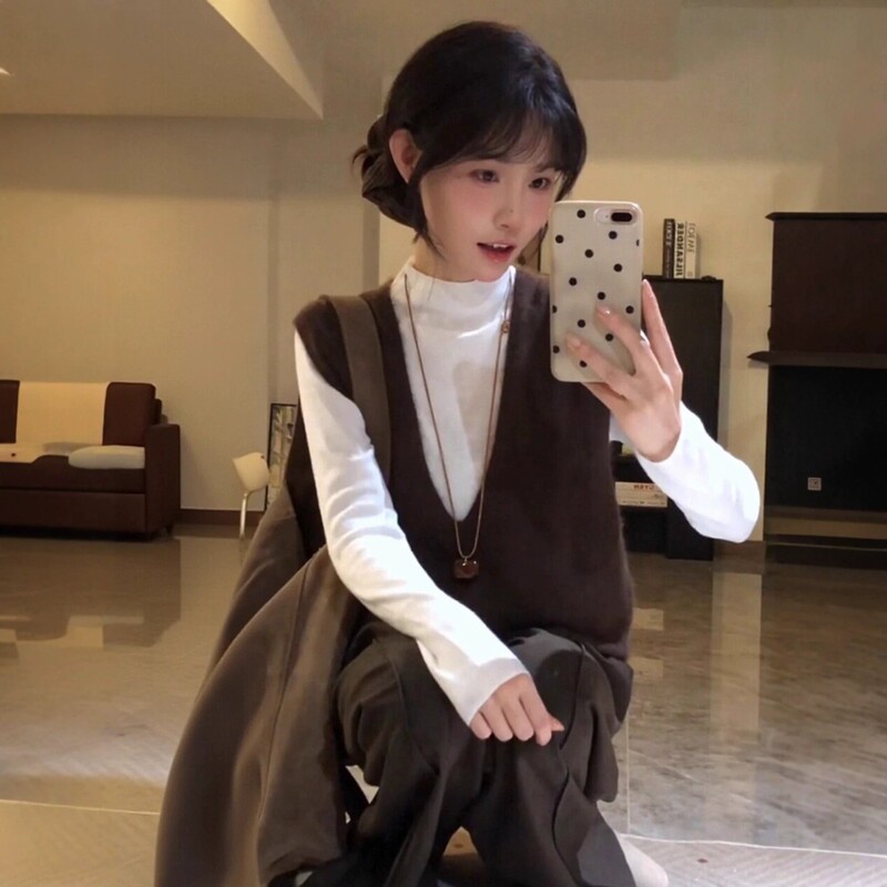 Korean-Style Coffee-Colored V-Neck Knitted Vest for Women, New Autumn and Winter Style, Loose and Lazy, High-End Feel, Layered Sleeveless Sweater Vest Korean-Style Coffee-Colored V-Neck Knitted Vest for Women, New Autumn and Winter Style, Loose and Lazy, High-End Feel, Layered Sleeveless Sweater Vest